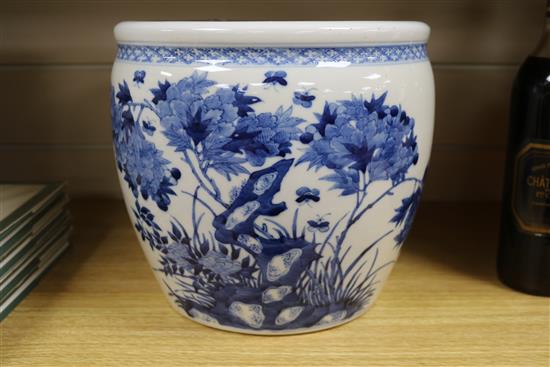 A 19th century Chinese blue and white jardiniere H.22.5cm